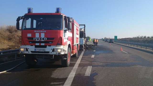 Товарен автомобил се е запалил в района на заведение край